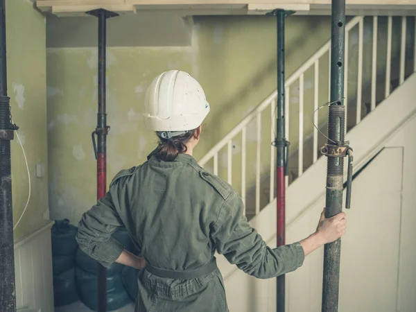 Young Woman Wearing Hard Hat Boiler Suit Inspecting Some Acro — Stock Photo, Image