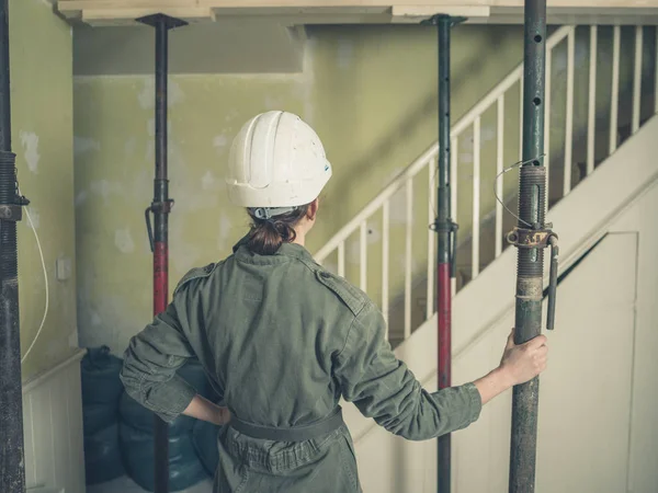 Une Jeune Femme Portant Casque Dur Costume Chaudière Inspecte Quelques — Photo