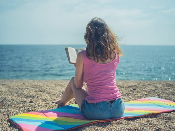 Young Woman Sitting Beach Sunny Summer Day Reading Book — Stock Photo, Image
