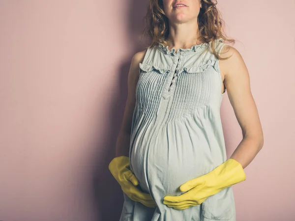 Eine Junge Schwangere Frau Trägt Gelbe Gummihandschuhe — Stockfoto