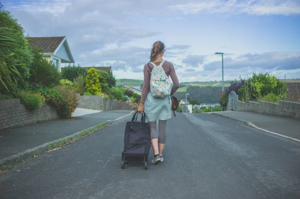 Una Giovane Donna Con Bagagli Sta Camminando Strada Della Periferia — Foto Stock