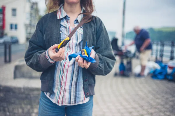 Une Jeune Femme Tient Dans Rue Avec Une Savoureuse Saucisse — Photo