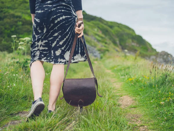 Una Giovane Donna Con Una Borsetta Cammina Nella Natura — Foto Stock