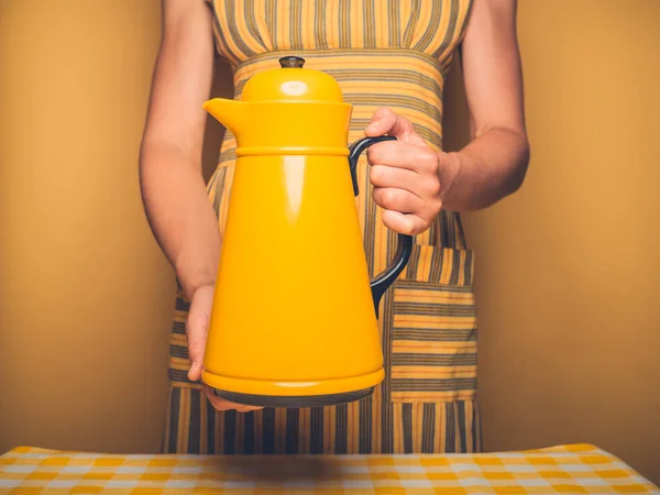 Een Jonge Vrouw Houdt Een Grote Gele Thermoskan — Stockfoto