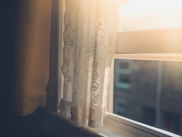Nachmittagssonne Trifft Durch Das Fenster Auf Einen Vorhang — Stockfoto