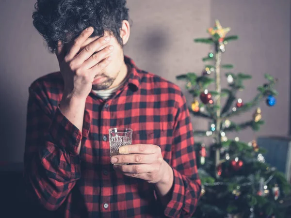 Joven Triste Deprimido Está Tomando Una Copa Junto Árbol Navidad — Foto de Stock