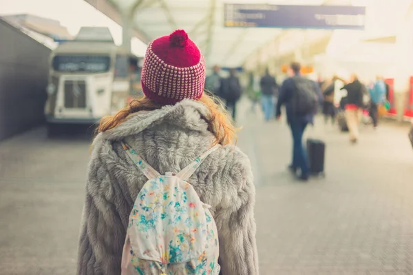 Widok Tyłu Młodą Kobietę Stały Czapki Zimowe Stacji — Zdjęcie stockowe