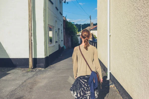 Une Jeune Femme Marche Dehors Dans Une Petite Ville — Photo