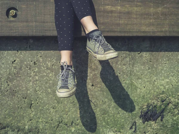 Ноги Ноги Молодой Женщины Сидящей Стене — стоковое фото