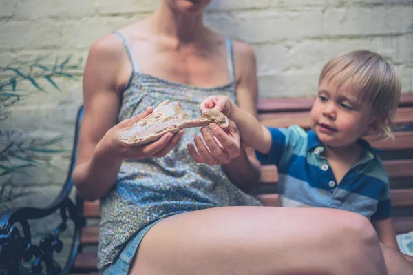 Eine Mutter Und Ihr Kleinkind Essen Sommer Auf Einem Hof — Stockfoto