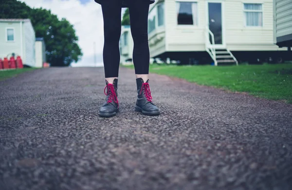 Fet Van Een Jonge Vrouw Die Permanent Buiten Een Trailer — Stockfoto