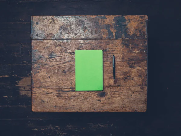 Tiro Aéreo Pluma Cuaderno Sobre Mesa Madera — Foto de Stock