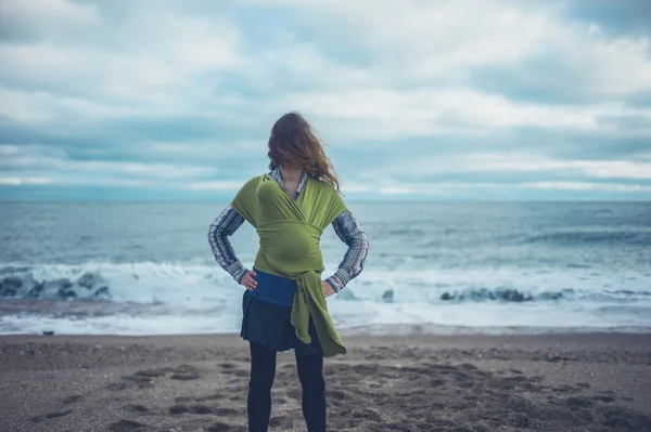 Una Joven Madre Está Pie Playa Con Bebé Envuelto Cabestrillo —  Fotos de Stock