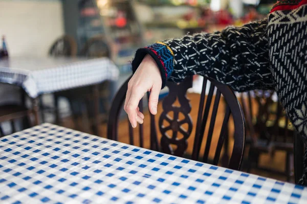 Hand Och Arm Ung Kvinna Som Vilar Baksidan Stol Ett — Stockfoto