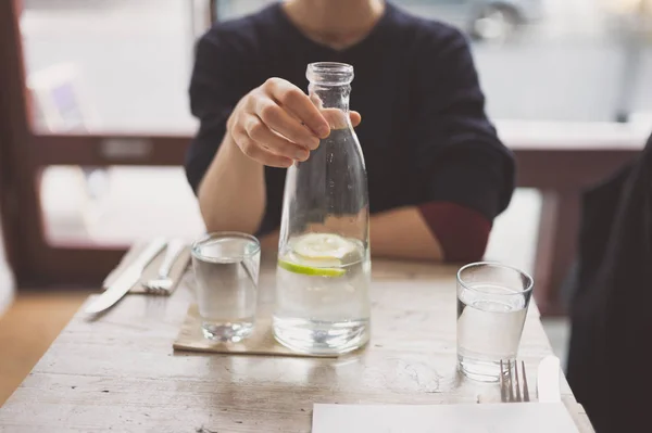 Una Joven Está Sentada Una Mesa Restaurante Está Bebiendo Agua —  Fotos de Stock