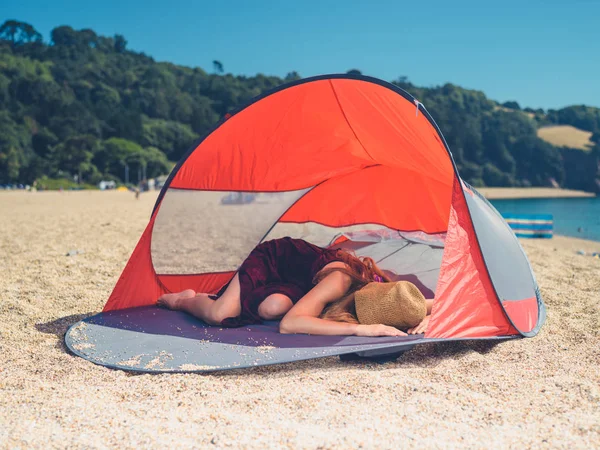 Μια Νεαρή Γυναίκα Κοιμάται Ένα Καταφύγιο Παραλία Καλοκαίρι — Φωτογραφία Αρχείου