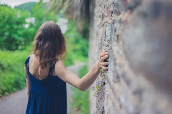 Una Giovane Donna Cammina Vicino Muro Campagna — Foto Stock