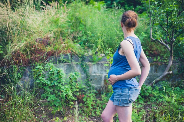 Uma Jovem Grávida Está Seu Jardim Verão — Fotografia de Stock