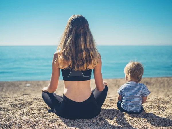 Una Joven Madre Ropa Deportiva Está Relajando Playa Con Hijo — Foto de Stock