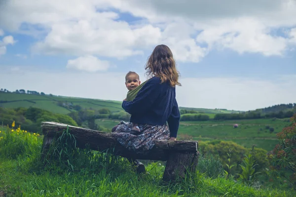 Une Femme Est Assise Sur Banc Avec Son Bébé Campagne — Photo