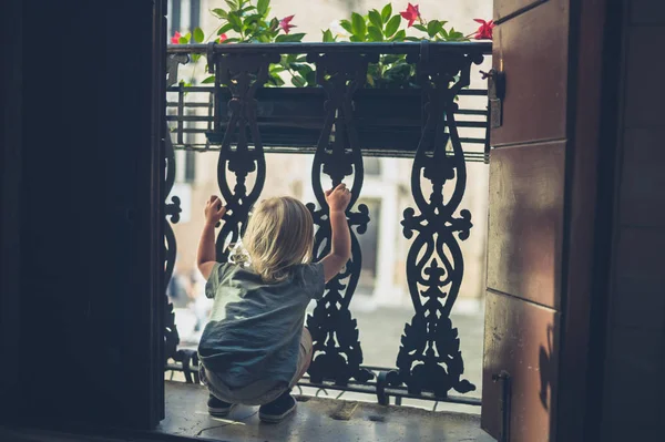 Pequeño Niño Está Jugando Balcón — Foto de Stock