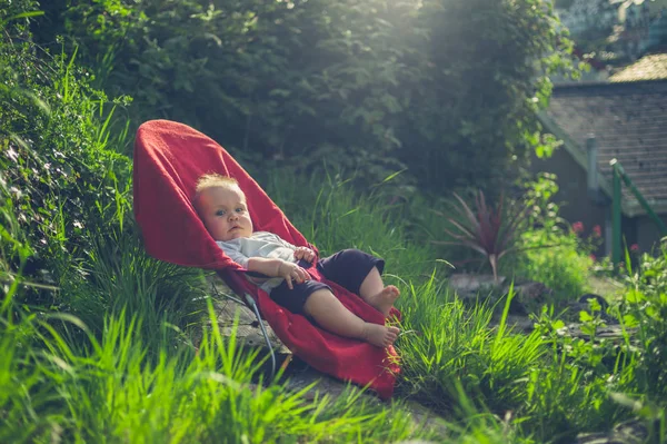 Małe Dziecko Siedzi Dmuchanym Fotelu Zewnątrz Ogrodzie — Zdjęcie stockowe