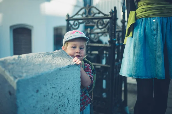 Little Toddler Walking Street Hiding Wall — Stock Photo, Image