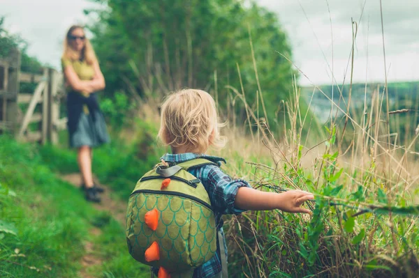 Petit Bambin Marche Campagne Avec Mère — Photo