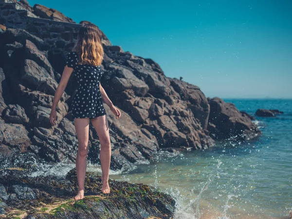 Young Woman Standing Rocks Beach Waves Crashing — Stock Photo, Image