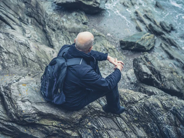 Üst Düzey Bir Adam Bazı Kayalar Denizin Kenarında Oturuyor — Stok fotoğraf