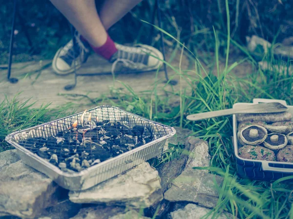 Ein Tablett Mit Fleisch Und Ein Grill Garten — Stockfoto