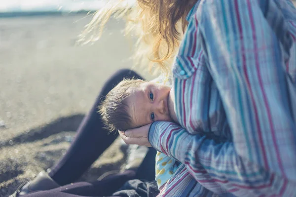 Una Joven Madre Amamanta Bebé Playa — Foto de Stock