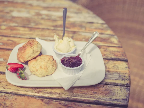 Tiro Filtrado Vintage Chá Creme Com Scone Engarrafamento Uma Mesa — Fotografia de Stock