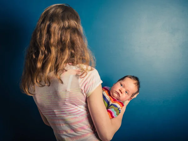 Ung Kvinna Håller Sin Baby — Stockfoto