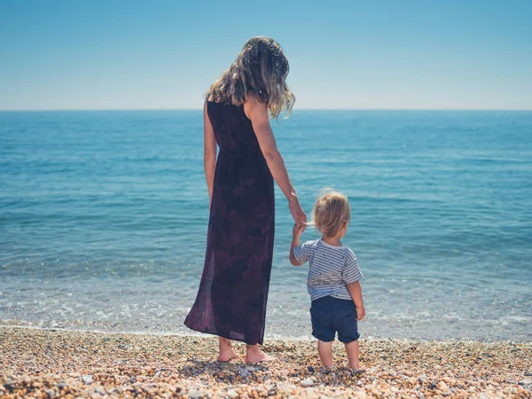 Una Madre Joven Hijo Pequeño Están Junto Agua Playa Verano — Foto de Stock