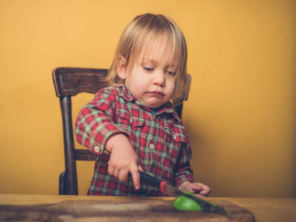 Маленький Хлопчик Вирізає Авокадо Столом — стокове фото