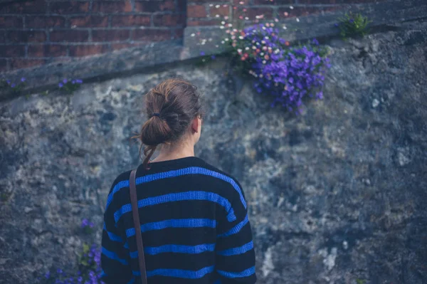 小さな町で若い女性が歩いています — ストック写真