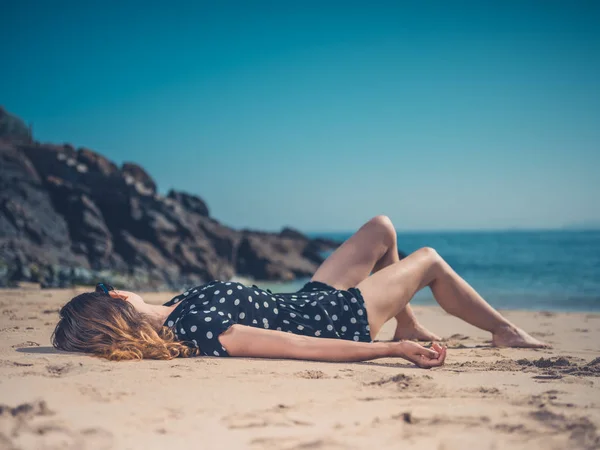 Een Mooie Jonge Vrouw Ontspannen Het Strand — Stockfoto
