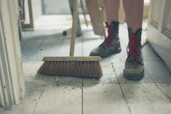 Een Jonge Vrouw Het Vegen Van Vloer Een Vies Huis — Stockfoto