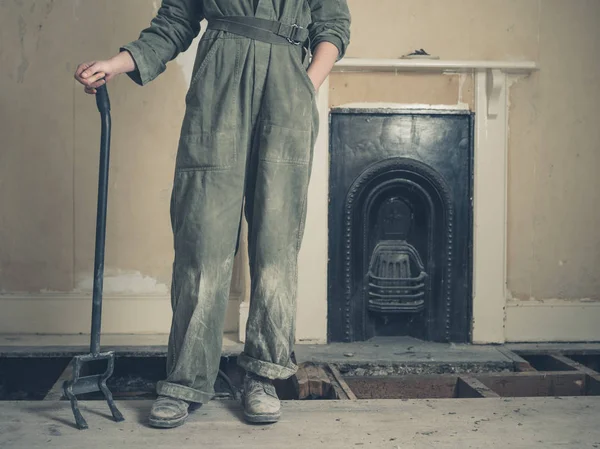 Young Woman Wearing Boiler Suit Standing Fireplace Victorian House Crowbar — Stock Photo, Image