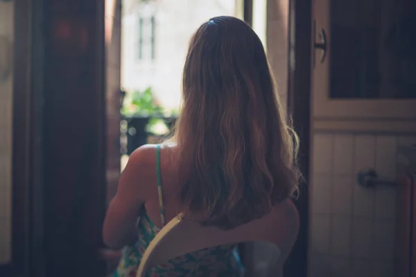 Een Jonge Vrouw Zit Een Keuken Door Het Balkon — Stockfoto