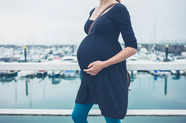 Mladá Těhotná Žena Stojí Přístavu Při Pohledu Čluny — Stock fotografie
