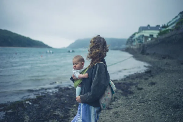 Uma Jovem Mãe Está Uma Praia Com Seu Bebê Dia — Fotografia de Stock