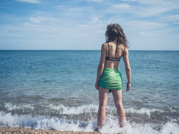 Una Giovane Donna Con Bikini Pareo Piedi Sulla Spiaggia — Foto Stock