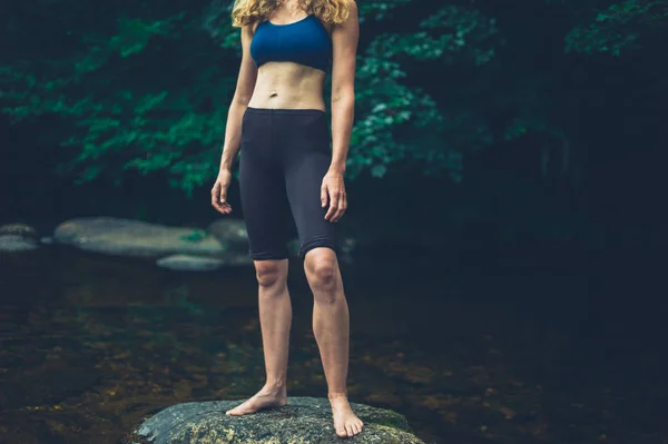 Una Joven Fitness Está Pie Sobre Una Roca Río —  Fotos de Stock