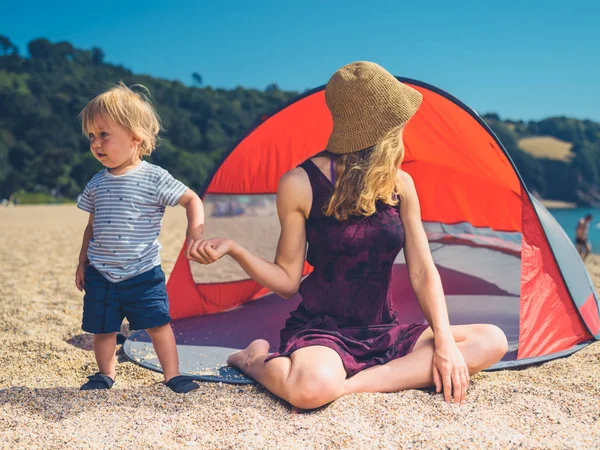 Una Joven Madre Está Relajando Refugio Playa Con Hijo Pequeño — Foto de Stock