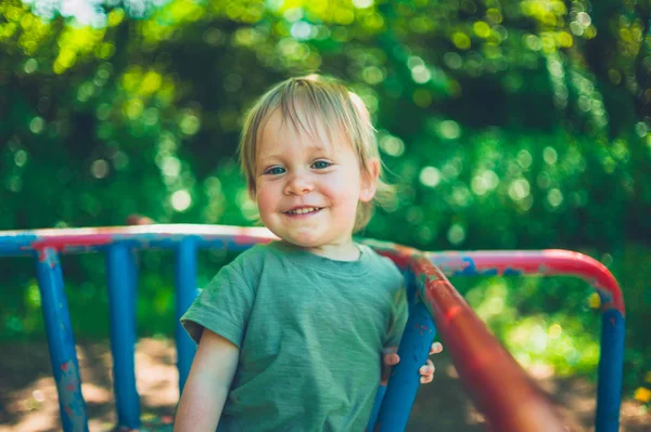 Menino Sorridente Está Sentado Carrossel Parque — Fotografia de Stock