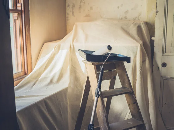 Een Verfroller Lade Een Trapladder — Stockfoto