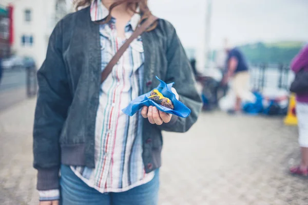 Une Jeune Femme Tient Dans Rue Avec Une Savoureuse Saucisse — Photo