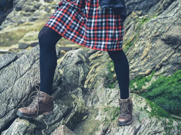 Pernas Uma Jovem Mulher Usando Uma Saia Sobre Algumas Pedras — Fotografia de Stock